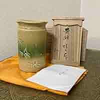加藤釥　白地金彩蝶文花入 加藤釥 白地金彩蝶文花入 加藤釥 白地金彩蝶文花入